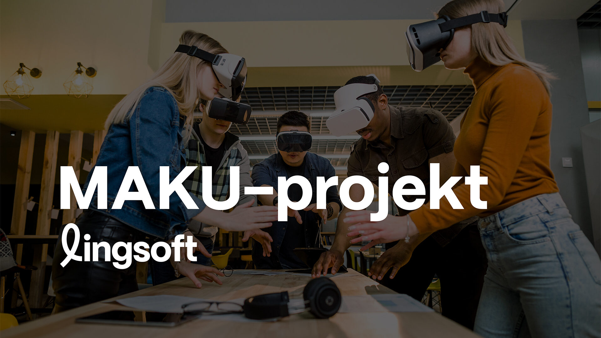 En grupp människor med virtual reality-headset samlade runt ett bord, interagerar med den virtuella miljön. Texten 'MAKU-projekt' och Lingsoft-logotypen är överlagrade på bilden.